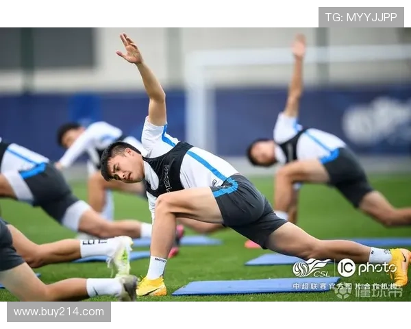 申花四球员健身房单独训练备战